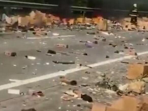 壮观实拍！iPhoneX撒一地 一公路的