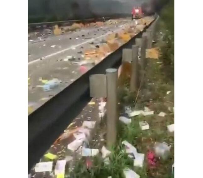 壮观实拍！iPhoneX撒一地 一公路的