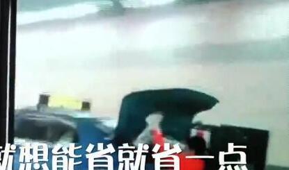 哭笑不得!抱桌子蜷缩后备箱摊上事 逆天