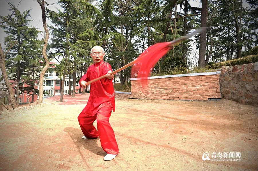 青岛83岁大爷竟是武林高手 打服20多岁小伙！