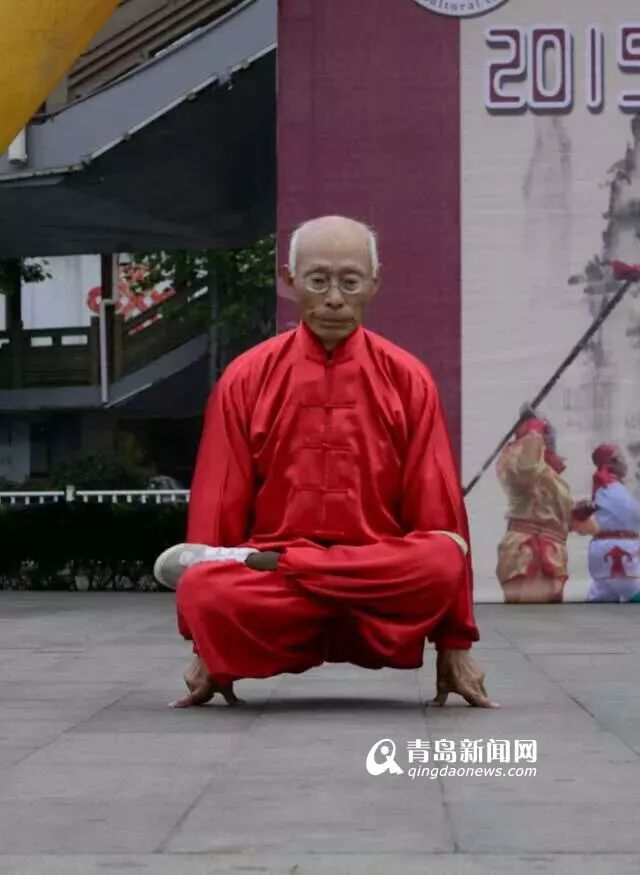 青岛83岁大爷竟是武林高手 打服20多岁小伙！