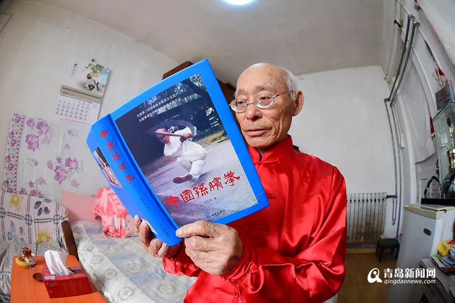 青岛83岁大爷竟是武林高手 打服20多岁小伙！