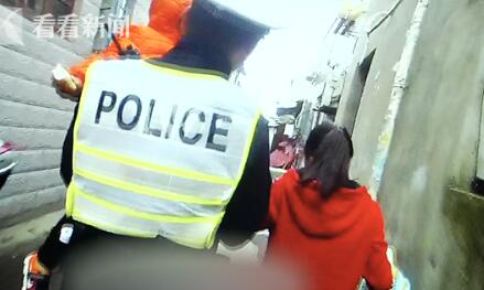 暖哭！妈妈送娃突滑倒 交警蜀黍化身“超级奶爸”开警车护送母子