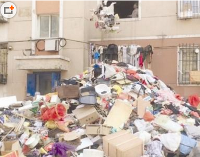 不嫌臭吗？攒破烂堆满房间 50多岁女子将自家两居室装得满满当当