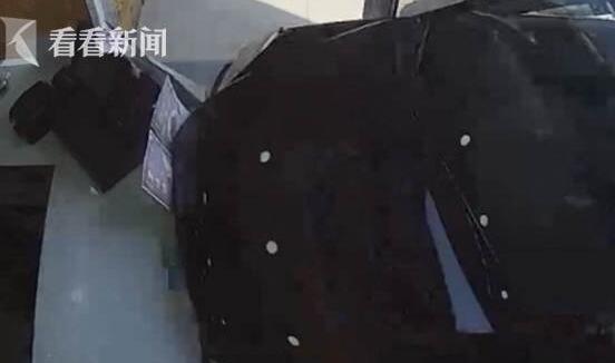 恐怖一幕！见家长被驱逐 男朋友一气之下竟开车冲进奶茶店撞女友