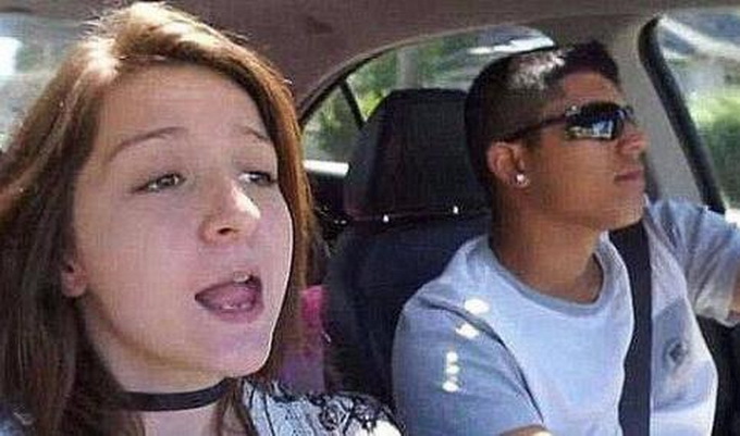 愚蠢特技！情侣表演书挡子弹惊爆网友 女子近距离朝男友胸口开枪