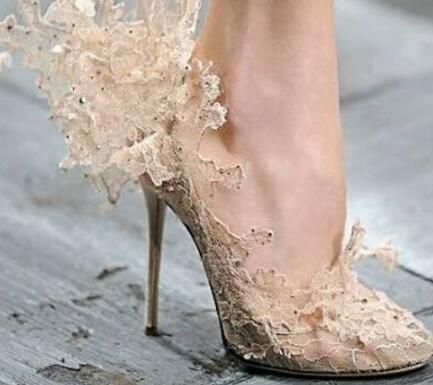 世界上最奇葩的鞋子，美的像精灵翅膀，走路时不会咯着疼吗?