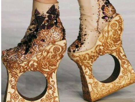 世界上最奇葩的鞋子，美的像精灵翅膀，走路时不会咯着疼吗?