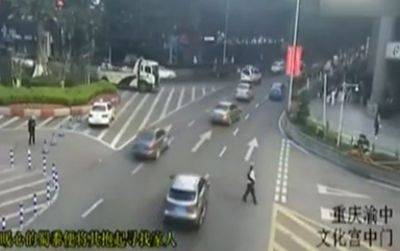 2岁女孩车流穿梭 交警飞奔护在怀中帮其找到妈妈