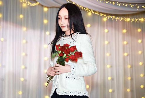 36岁姚笛被成功求婚大钻戒抢镜 姚笛因曾和文章出轨至今背负骂名