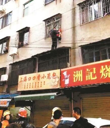 女童将自己反锁爬窗被卡防盗网 3名男子托举半小时