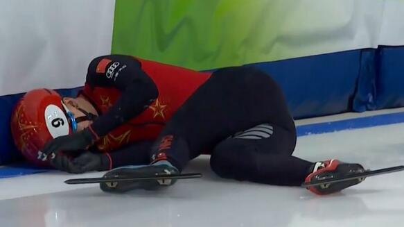 惨！韩天宇摔出赛道 男子1500米B组决赛与刘少昂发生碰撞踩到标志块