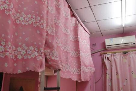 惊艳了!粉色男生寝室少女心十足 一片粉色海洋
