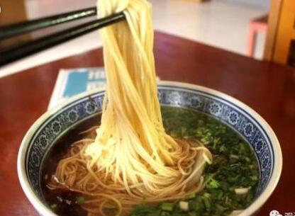 高大上!兰州牛肉面申遗 曾经“道牙子上蹲着吃的面”如今要统一标准