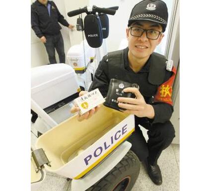 地铁民警踩风火轮