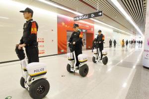 帅爆了!地铁民警踩风火轮巡逻 易操作、快捷灵活出警效率大大提升