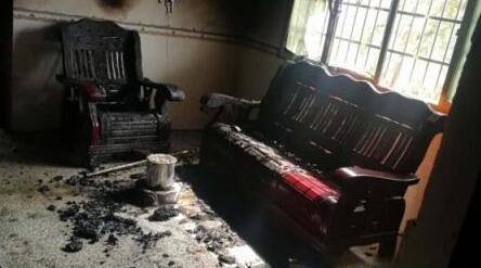 留守老人独自在家烤火不慎引火烧身 乡镇干部奋不顾身勇相救