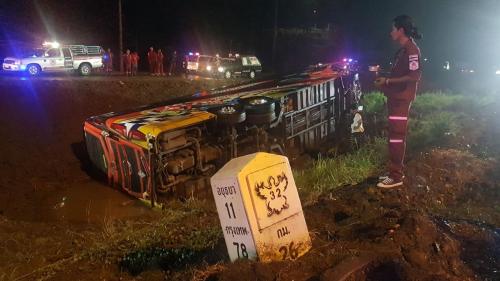 泰国双层大巴车祸致39人受伤 车上绝大部分都是老师和学生