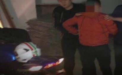 偷车男子戴着3D面具伪装作案 还是车主的朋友