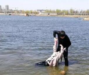 一青年勇救落水女子 路人朋友圈“人肉”无名英雄