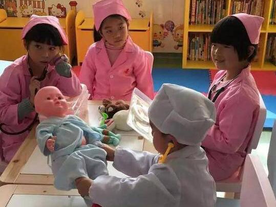 太酷了!开敞篷跑车去手术 5岁女童被