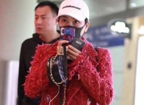 马苏现身机场红大衣配大金链 网友：这审美欣赏不来