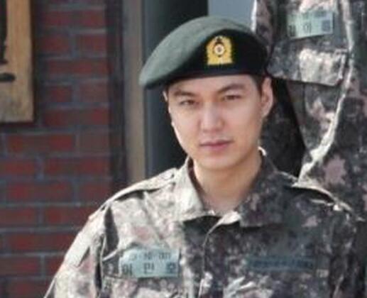 脸圆了！李敏镐军装照曝光 