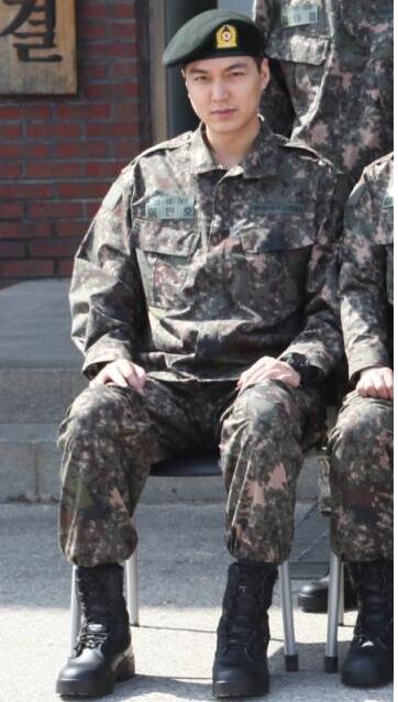 脸圆了！李敏镐军装照曝光 