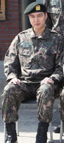 帅气！李敏镐军装照曝光变胖了？