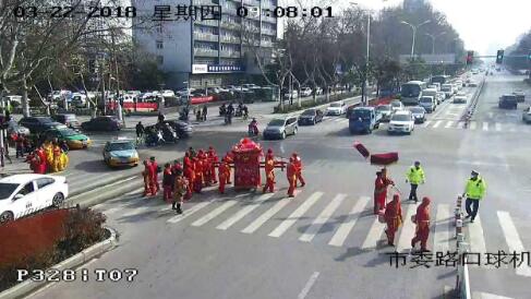 创意婚礼?抬着花轿闯红灯