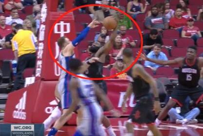 水火不容!哈登遭格里芬垫脚被狂嘘 旧账未清再添新仇被吹1级恶犯