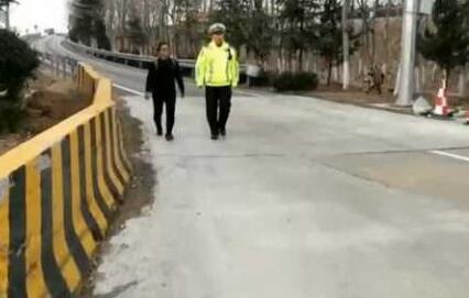 时速100公里的高速公路上 站在川流不息的车流中间不停地挥手拦车