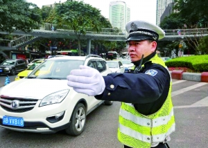 “网红”民警助2岁横穿马路小女孩找妈妈 暖心又低调 
