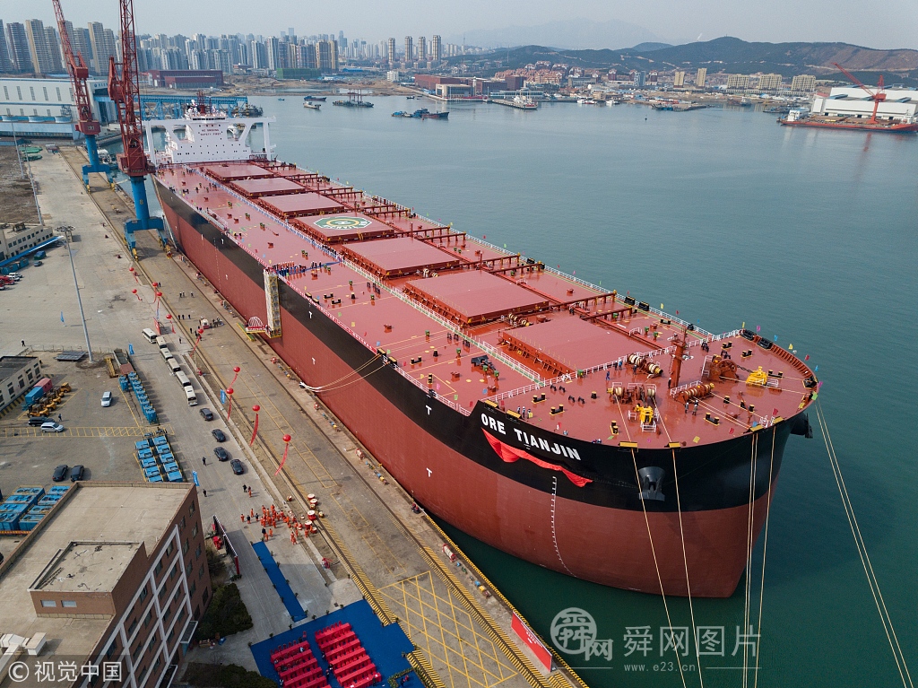 青岛造世界最大矿砂船 载重相当于6666节火车皮
