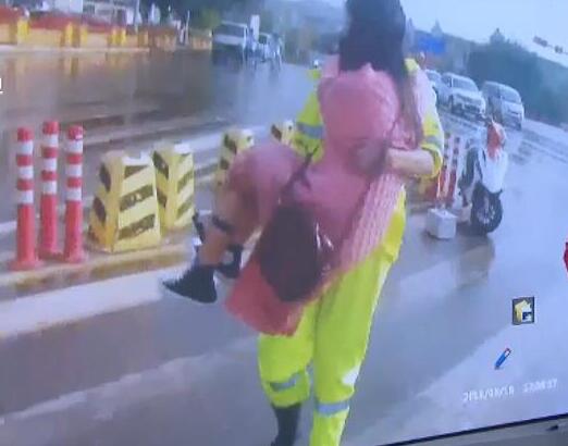 女交警暖心公主抱 女交警暖心公主抱　网友评论：太贴心