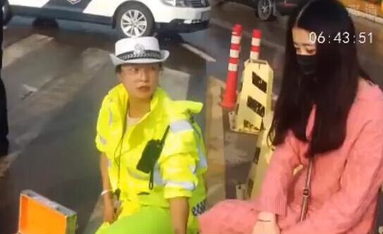女神秒变女汉子！女交警暖心公主抱 一个骑电动车摔倒的路人被暖哭！