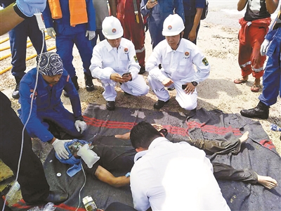 马来西亚倾覆挖沙船内两名中国船员获救 身体状况良好