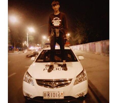 快手主播踩踏警车被拘 直播平台出现两名男性主播踩踏警车“耍酷”视频