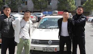 快手主播踩踏警车被拘 直播平台出现两名男性主播踩踏警车“耍酷”视频