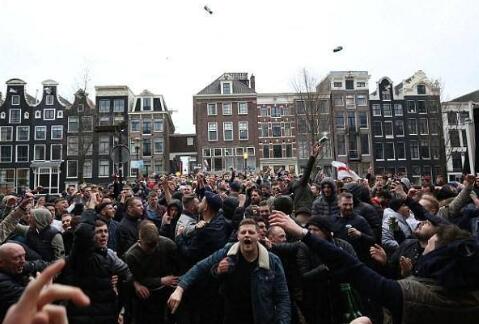 敢去俄罗斯闹吗?英国球迷大闹荷兰90人被捕 因向警方投掷啤酒瓶扰乱秩序