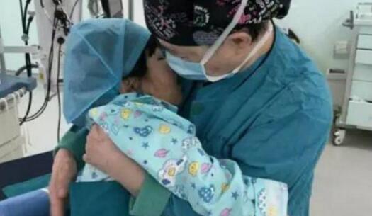 真暖！轻拍怀里的小姑娘 她的一个习惯性动作走红朋友圈