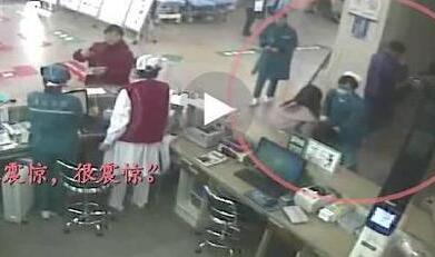 暖心！老人问诊下跪致谢 男护士的反应让网友们频频点赞