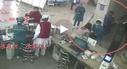 戳心窝子的感动！老人问诊下跪致谢 男护士脑子懵了鞠躬还礼