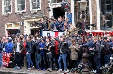 英国球迷大闹荷兰 英荷友谊赛出现不和谐一幕