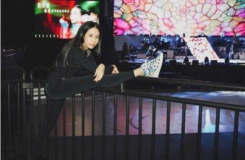 黄圣依一字马旧照被翻出 女星能高压腿大秀一字马