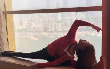 黄圣依一字马旧照被翻出 女星能高压腿大秀一字马