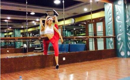 黄圣依一字马旧照被翻出 女星能高压腿大秀一字马