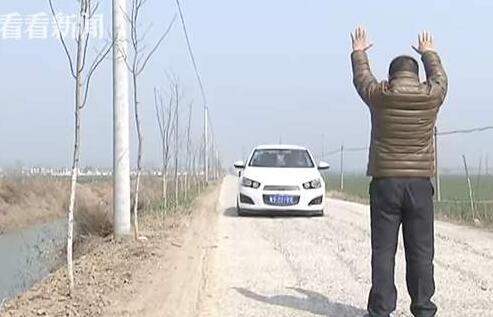 安徽一86岁老人骑车落水 七名过路教师手拉手接力施救