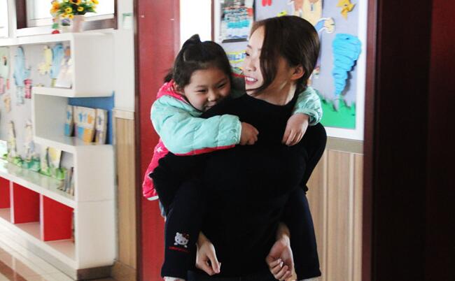 小学生崴脚无法上课 即墨女教师背学生上学细心呵护
