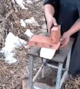 有句老话叫“高手在民间” 农村大爷竟然能在豆腐上劈砖头